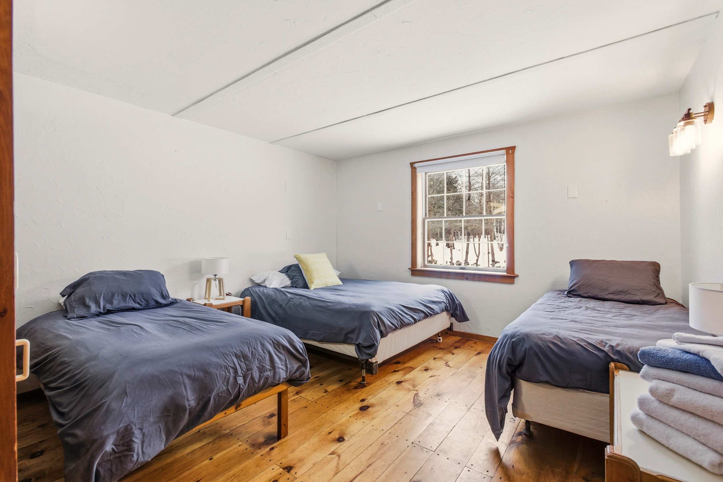 Three-person shared room