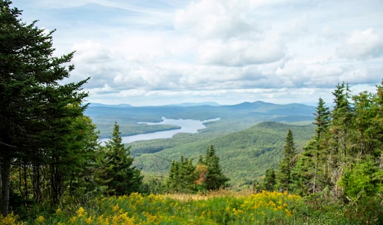 Mountain landscape representing a Vermont getaway